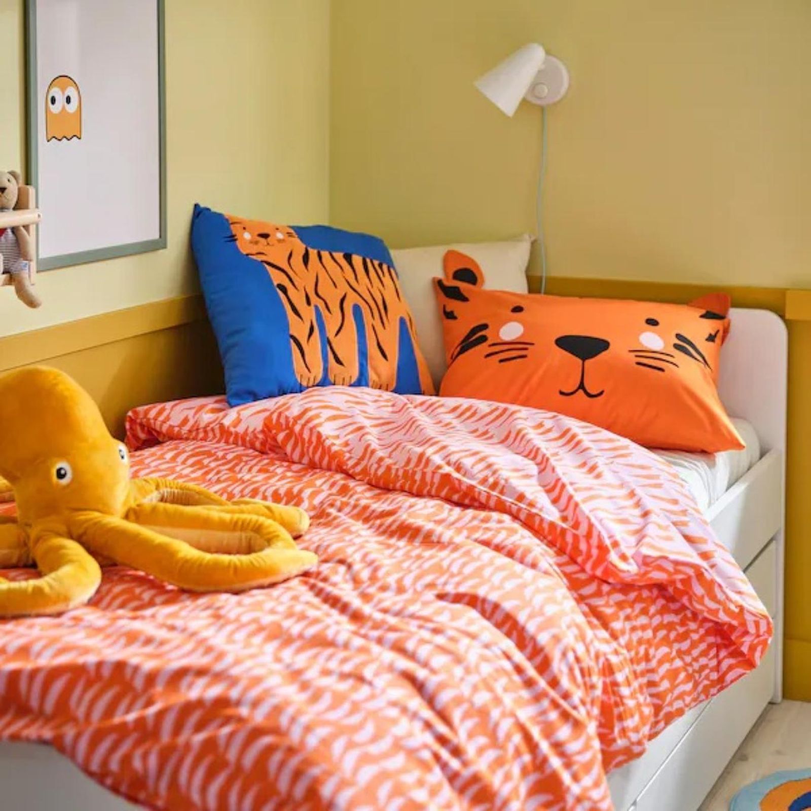 Una colcha colorida aporta un toque alegre a una habitación infantil. Una colcha colorida aporta un toque alegre a una habitación infantil.
