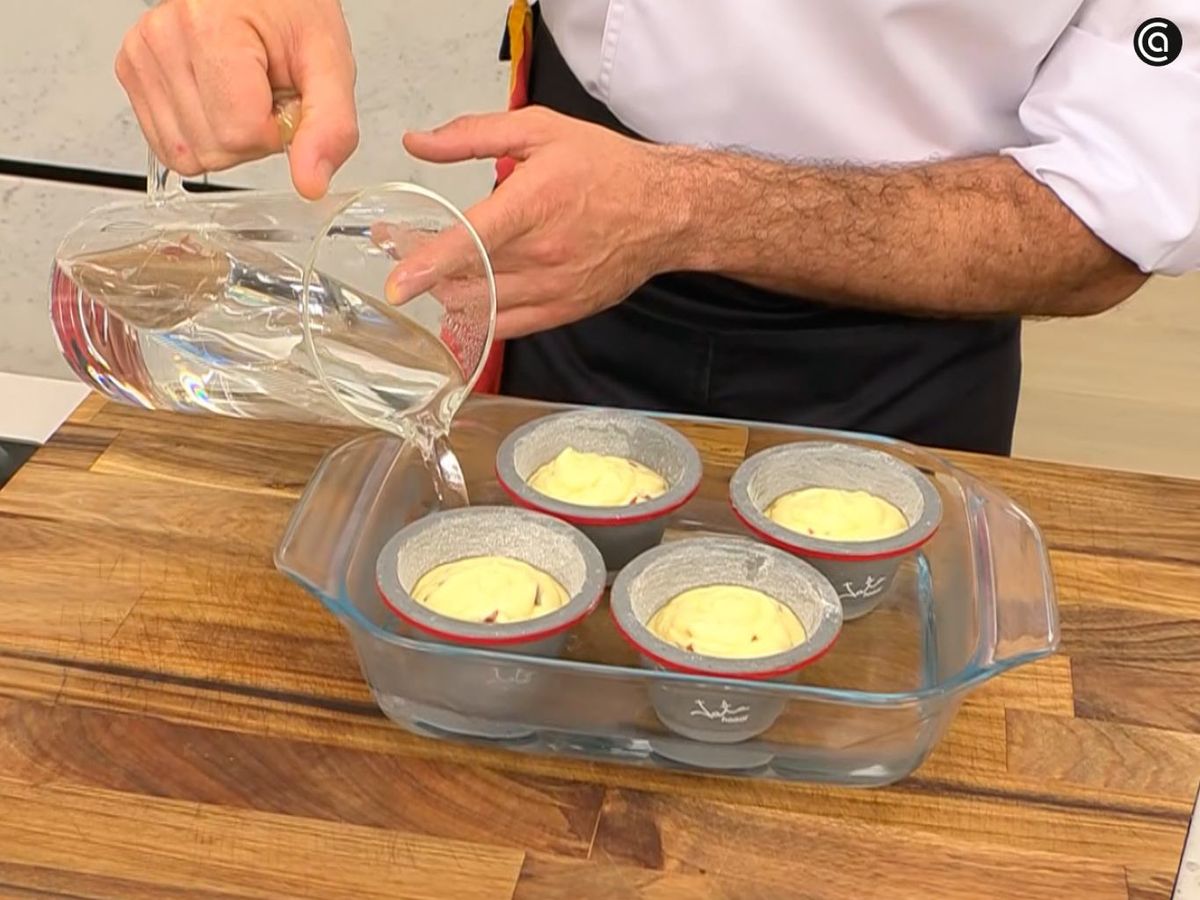 Coloca la mezcla en moldes pequeños