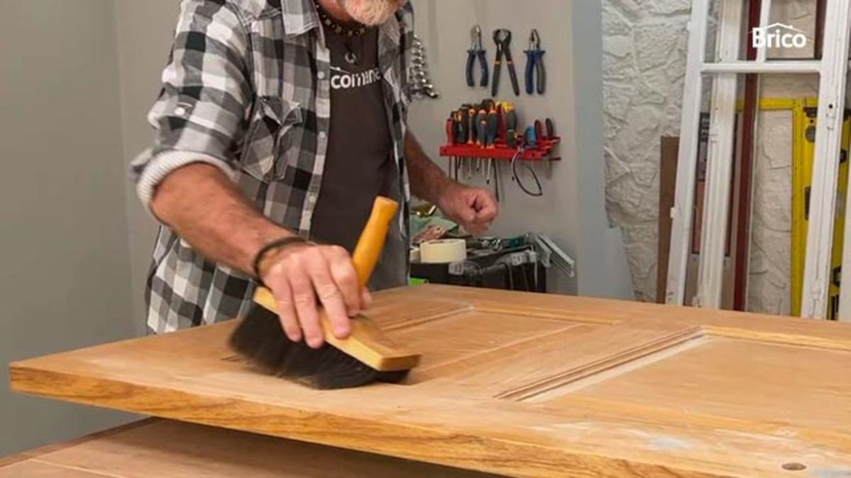 Como pintar una puerta de madera con pistola paso 3