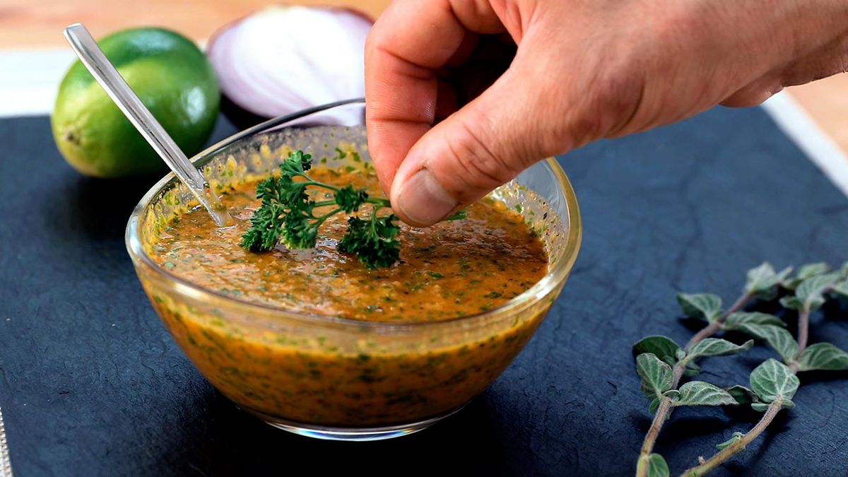 Recopilatorio de salsas fáciles para acompañar platos de carne  salsa chimichurri