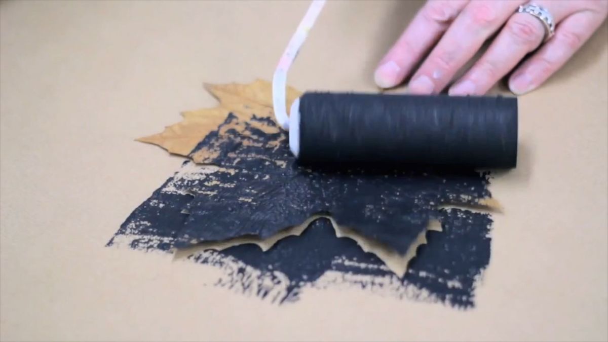 Pintar y decorar hojas secas paso 2