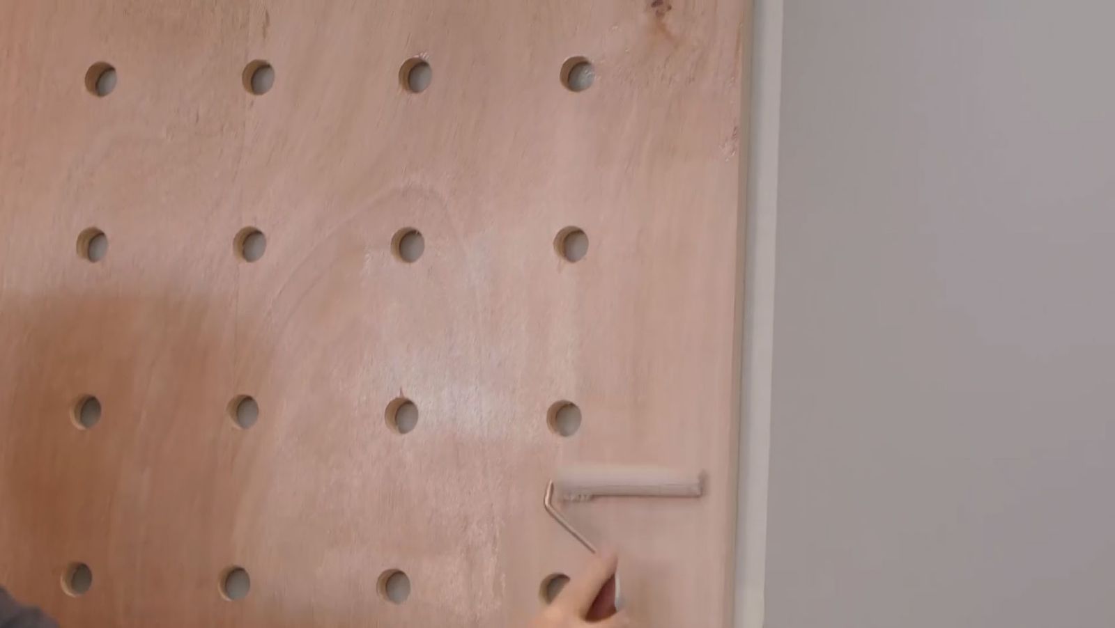 Cómo hacer una estantería pegboard paso 6 Cómo hacer una estantería pegboard paso 6