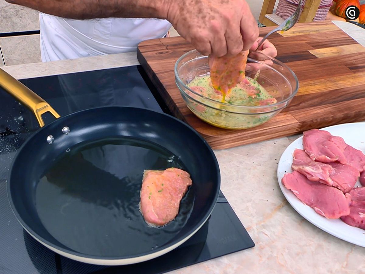 Rebozar y freír el solomillo de cerdo