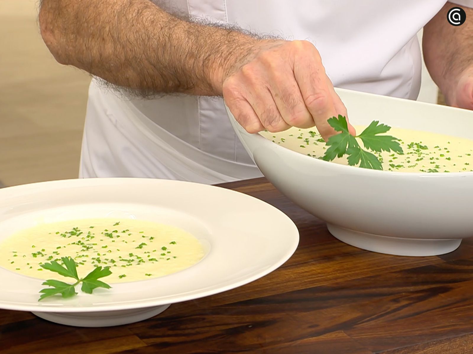 Espolvorea cebollino picado sobre la sopa de puerro y patata