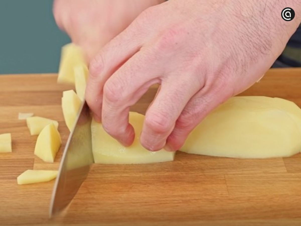 La cebolla y la patata pelada se corta en trozos regulares para que se cocine de manera uniforme.
