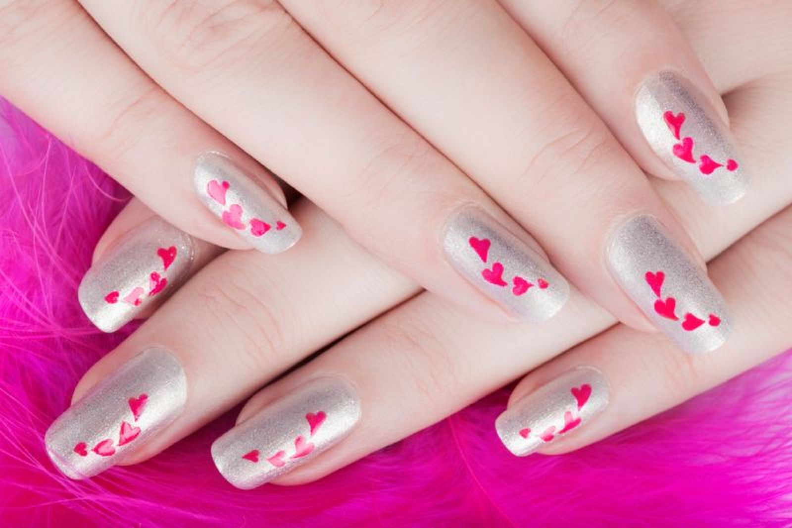 Uñas con brillo y corazones para San Valentín Uñas con brillo y corazones para San Valentín