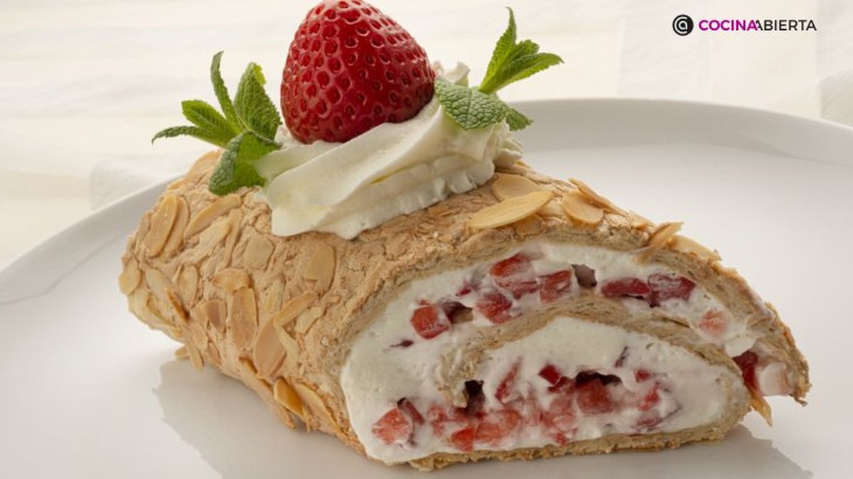 Rollo de merengue y fresas