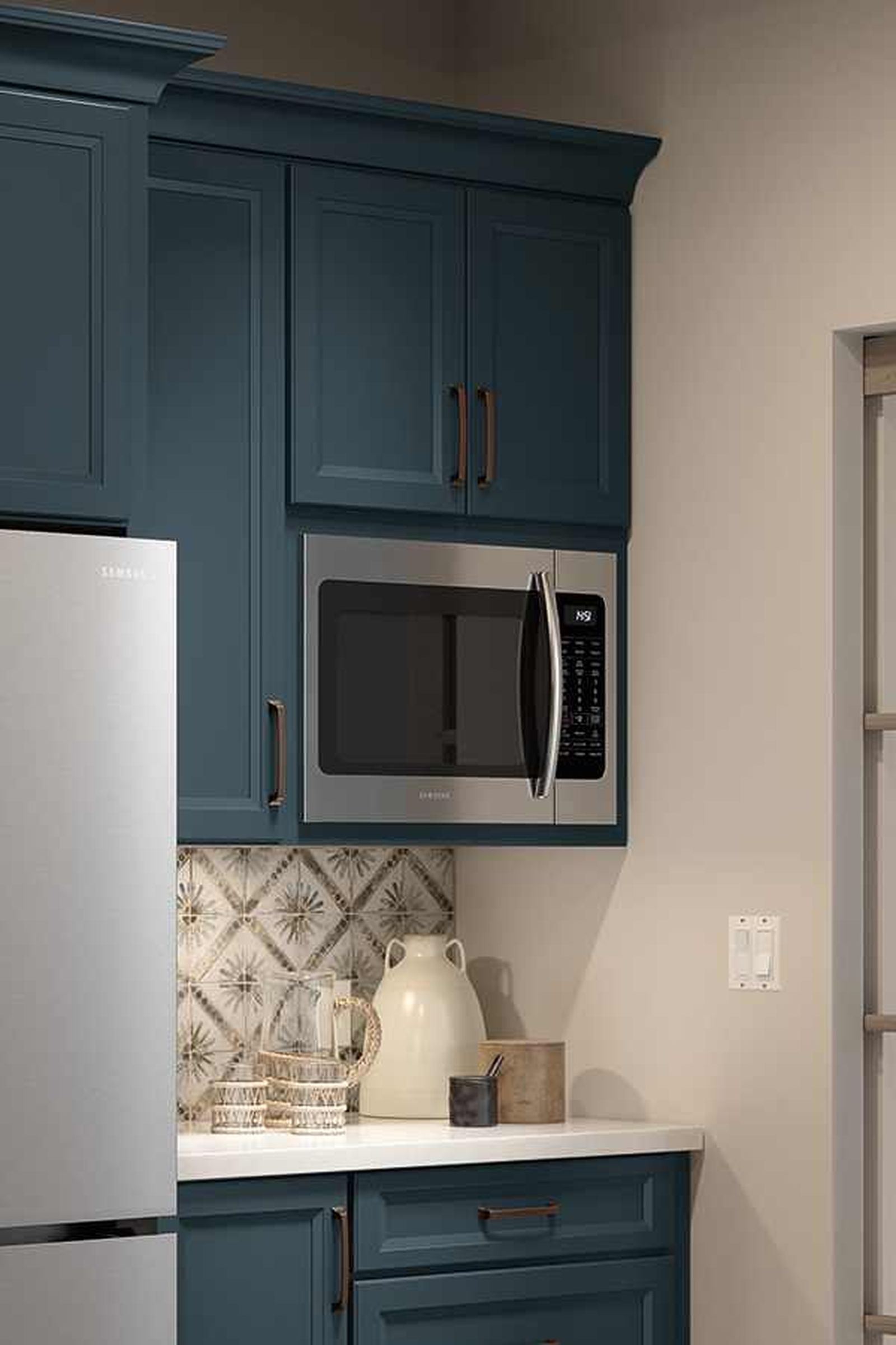 Encastrar el microondas en un mueble alto.