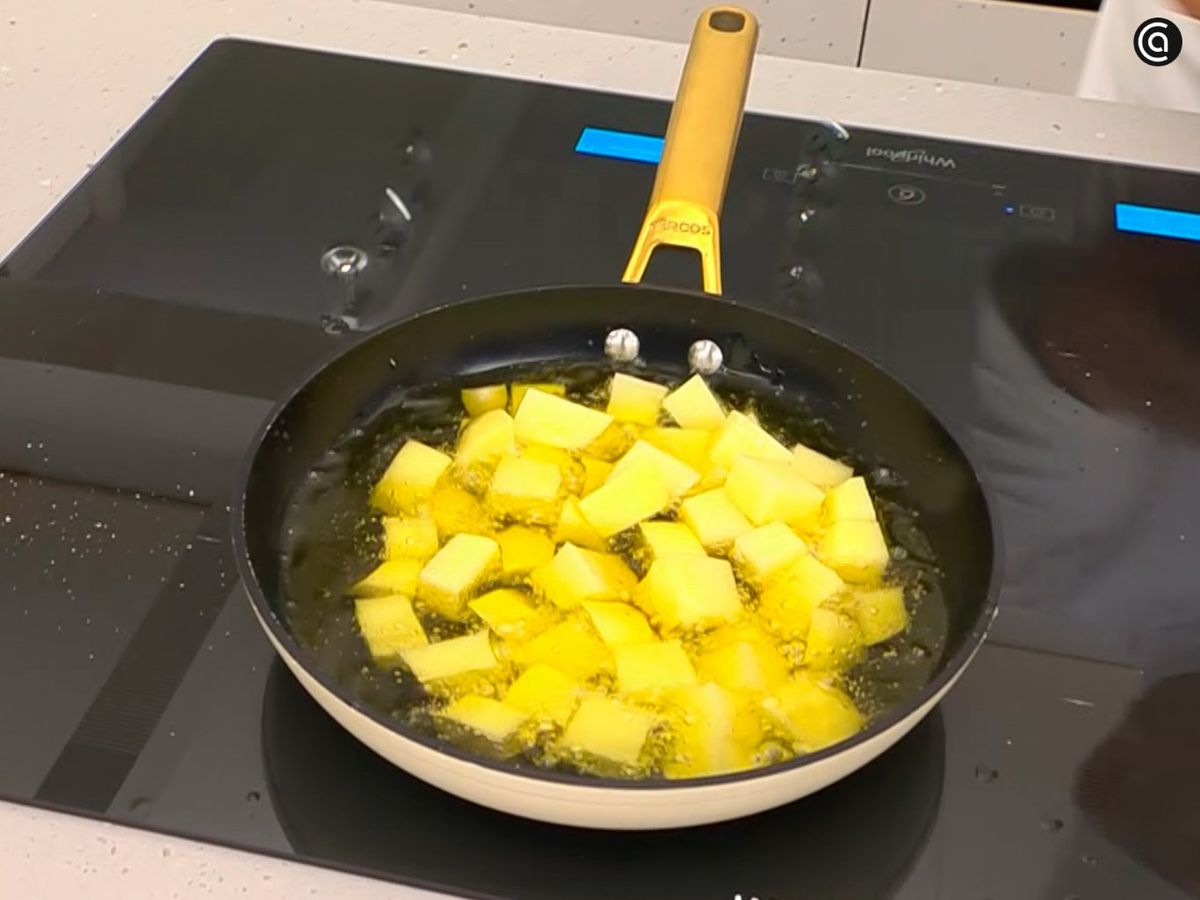 Fríe los dados de patata hasta que estén crujientes