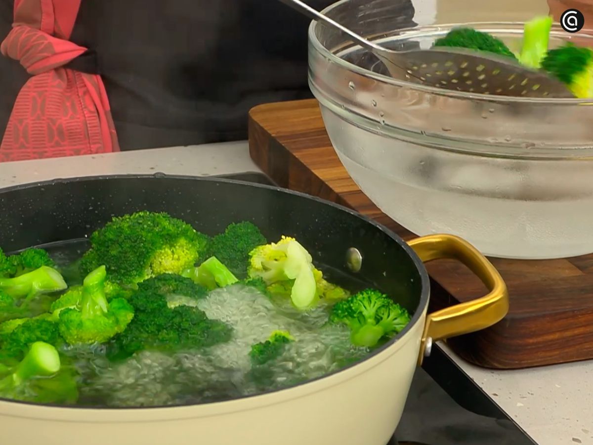 Cuece el brócoli unos minutos y escúrrelo