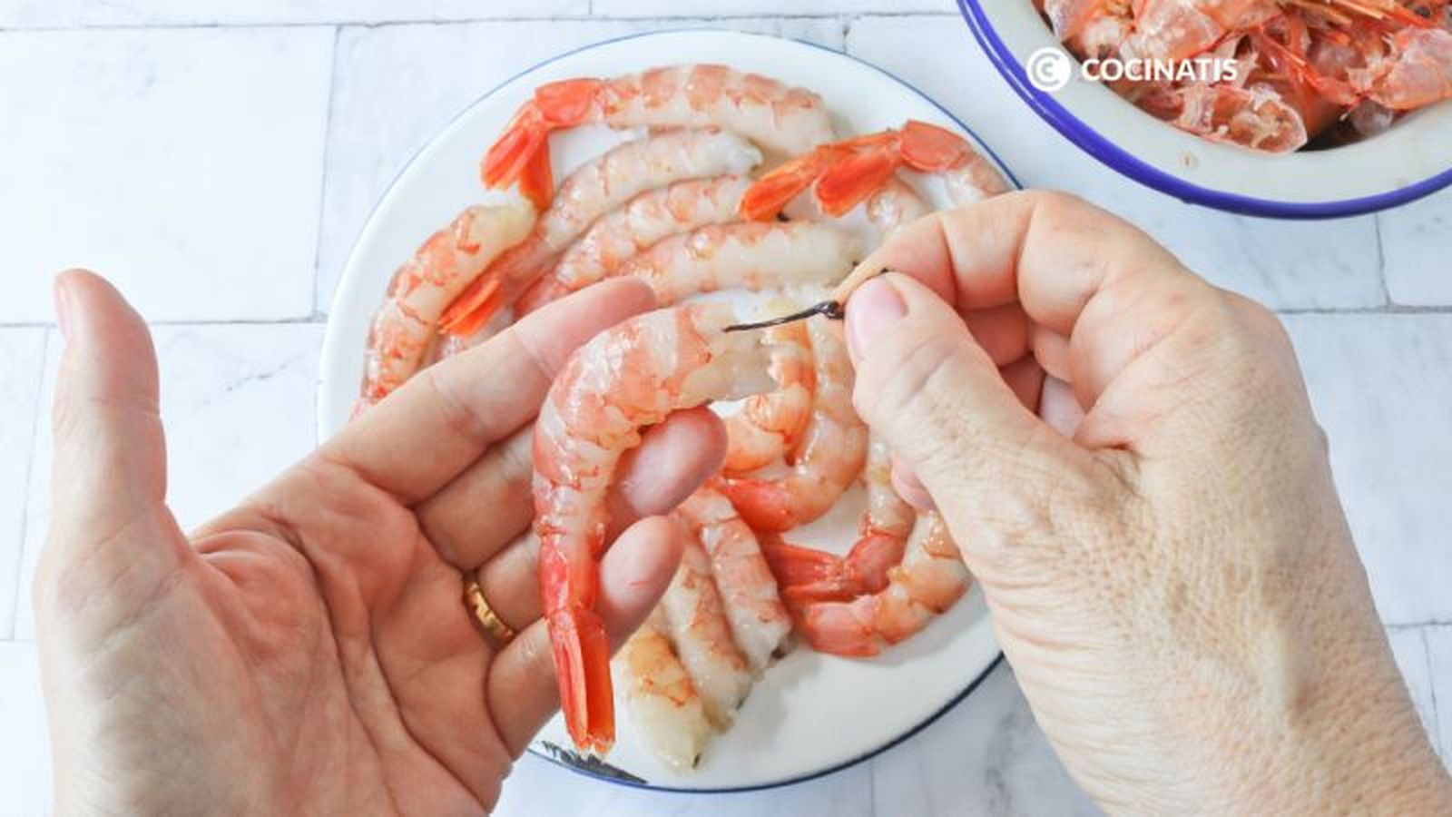 Retiramos el hilo intestinal de las gambas Retiramos el hilo intestinal de las gambas