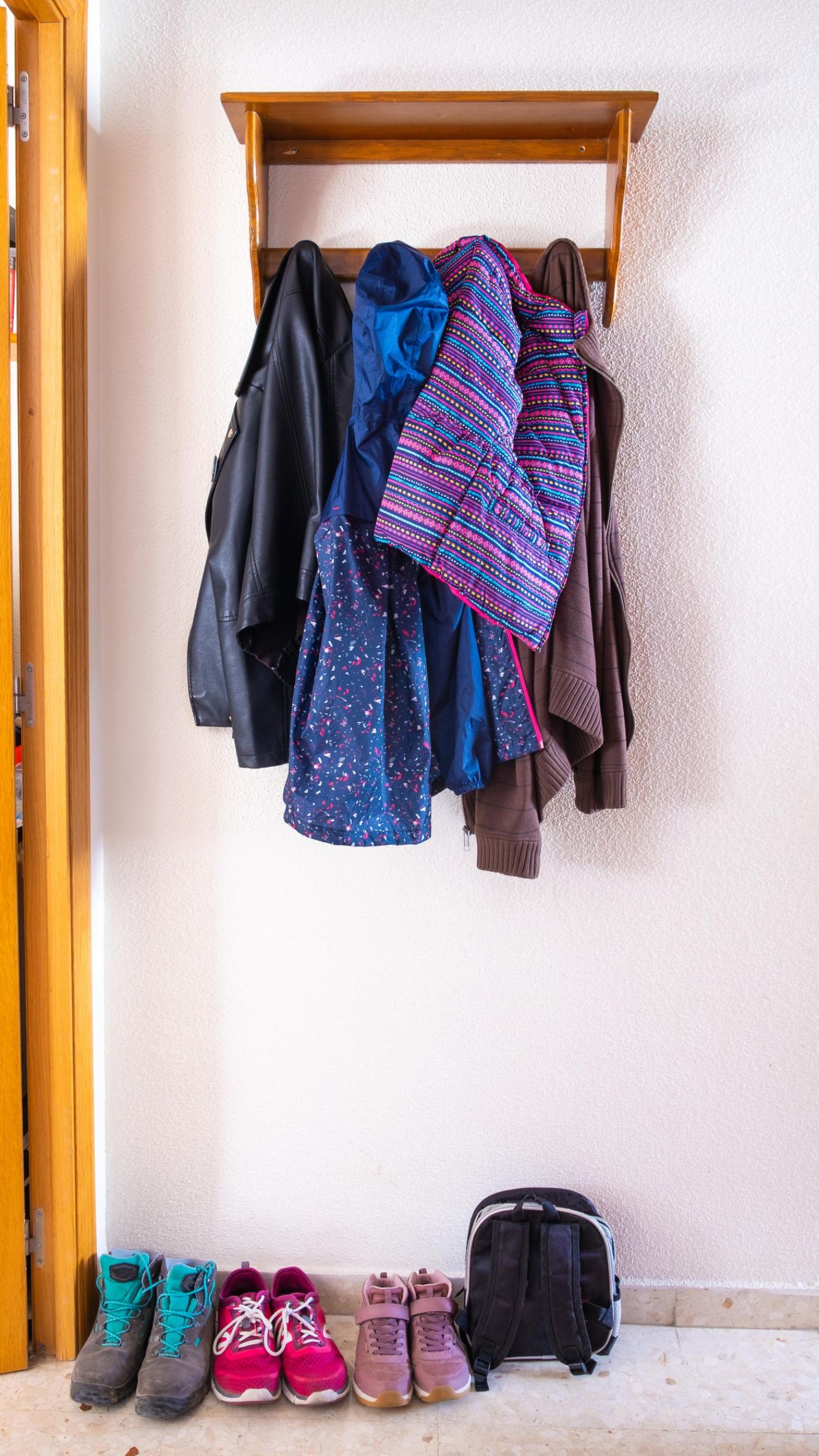 Los percheros son geniales para aprovechar el espacio vertical. Los percheros son geniales para aprovechar el espacio vertical.