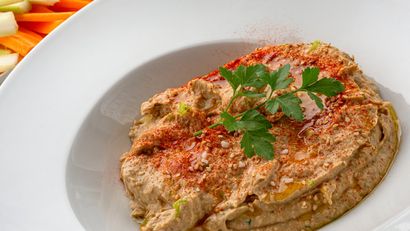 Hummus de lentejas, receta de Joseba Arguiñano con crudités de zanahoria y apio
