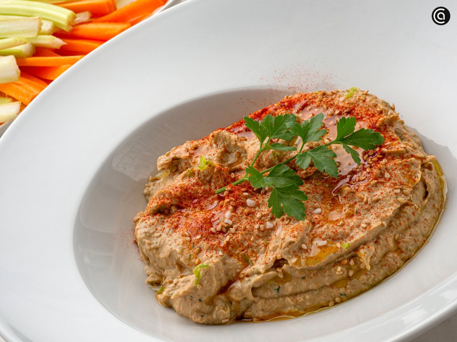 Hummus de lentejas, receta de Joseba Arguiñano con crudités de zanahoria y apio