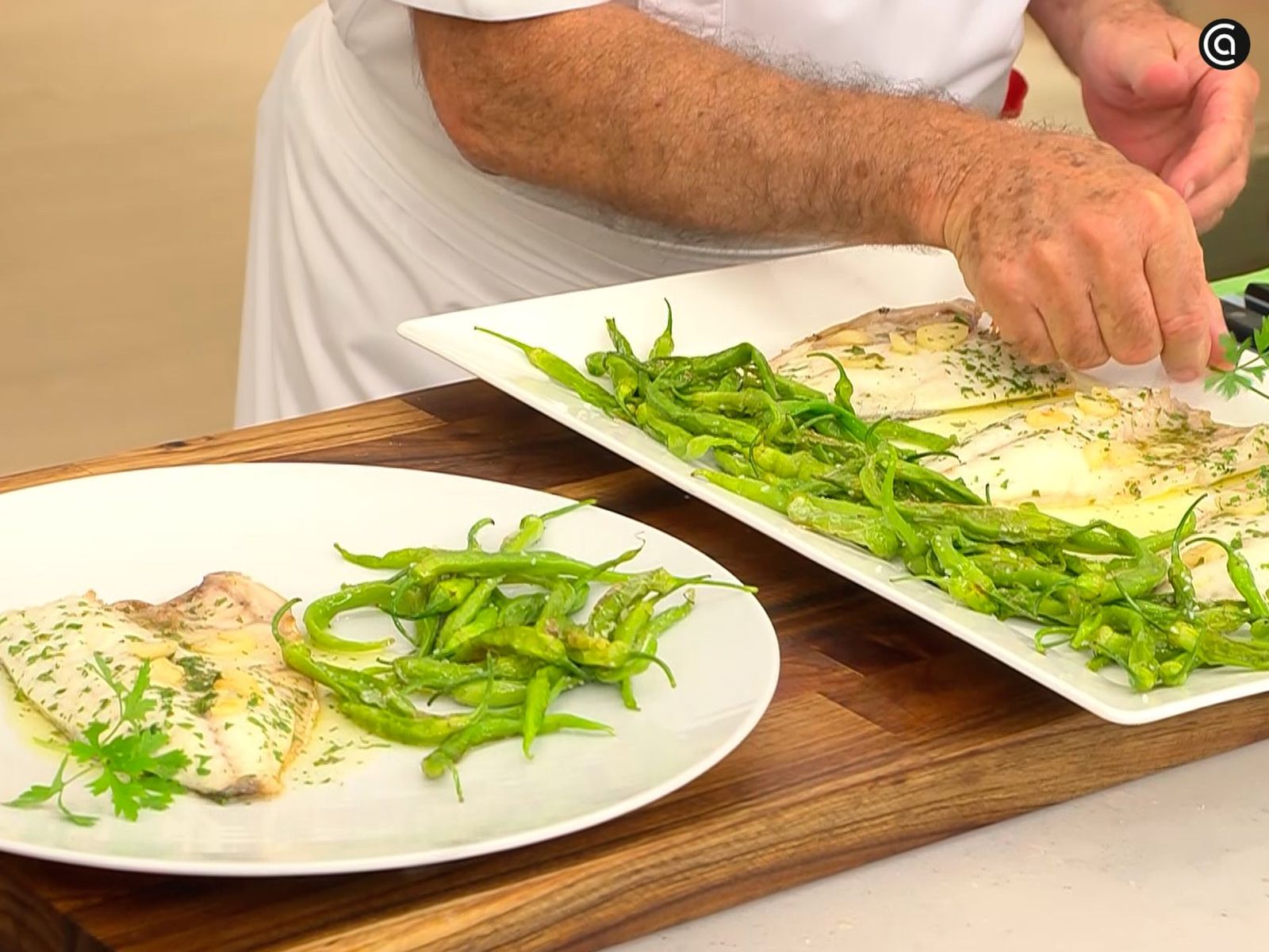 Añade guindillas crujientes al plato Añade guindillas crujientes al plato