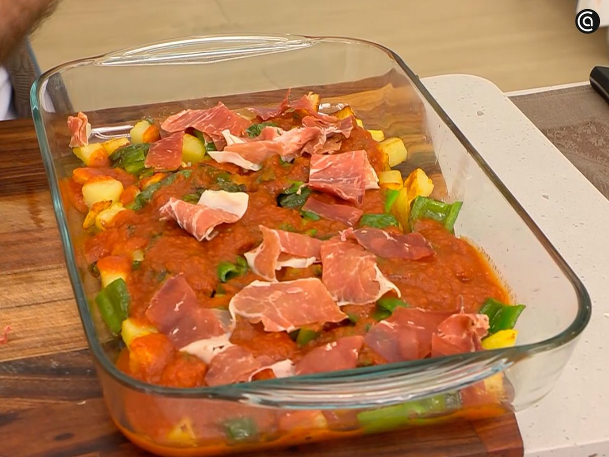 Cubre la base de patatas y pimientos con salsa de tomate y jamón serrano