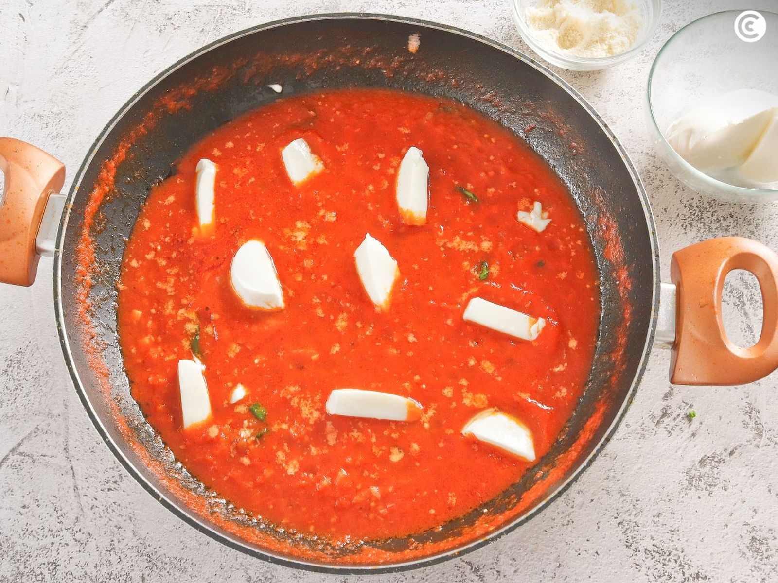 Fundir la mozzarella en la salsa para los gnocchi alla sorrentina Fundir la mozzarella en la salsa para los gnocchi alla sorrentina