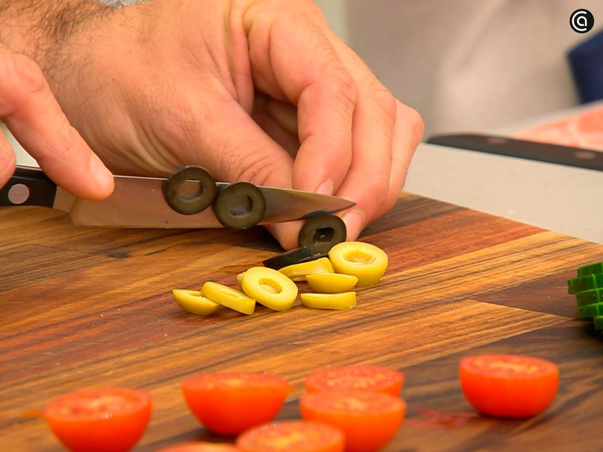 Prepara y corta los ingredientes de la ensalada