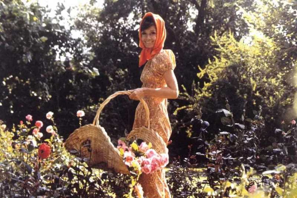 Audrey Hepburn en los jardines de su casa para Vogue en 1971.