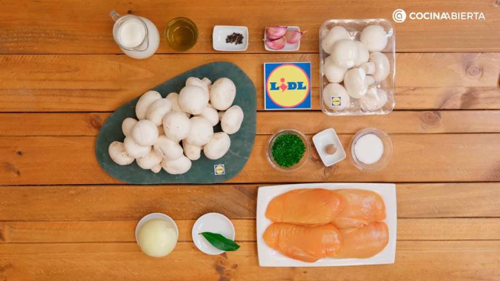 Ingredientes para hacer pollo con champiñones y nata Ingredientes para hacer pollo con champiñones y nata