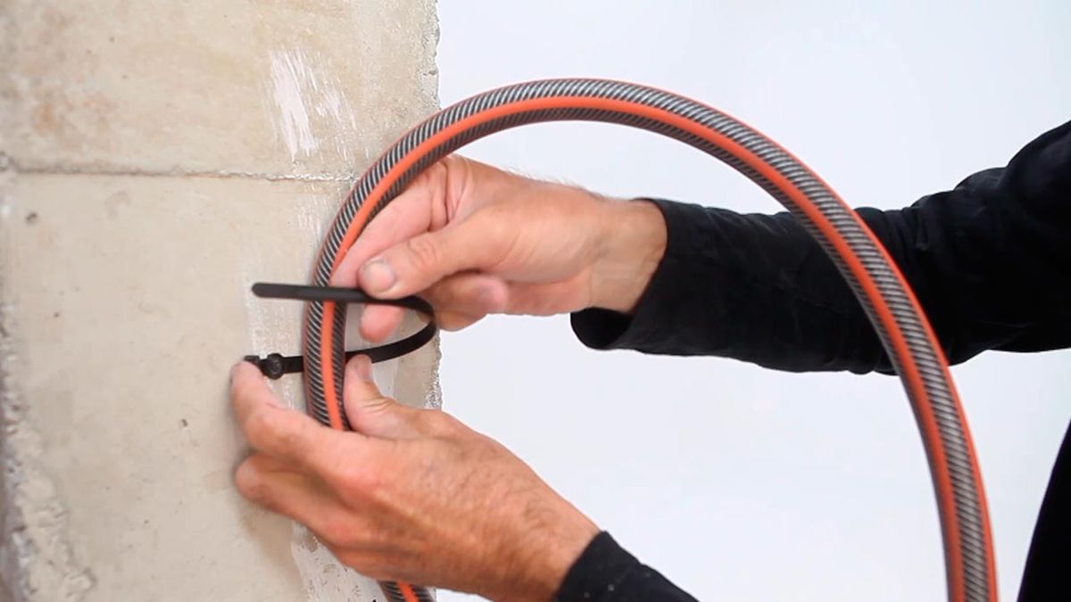 Como colocar tacos con bridas en la pared paso 4