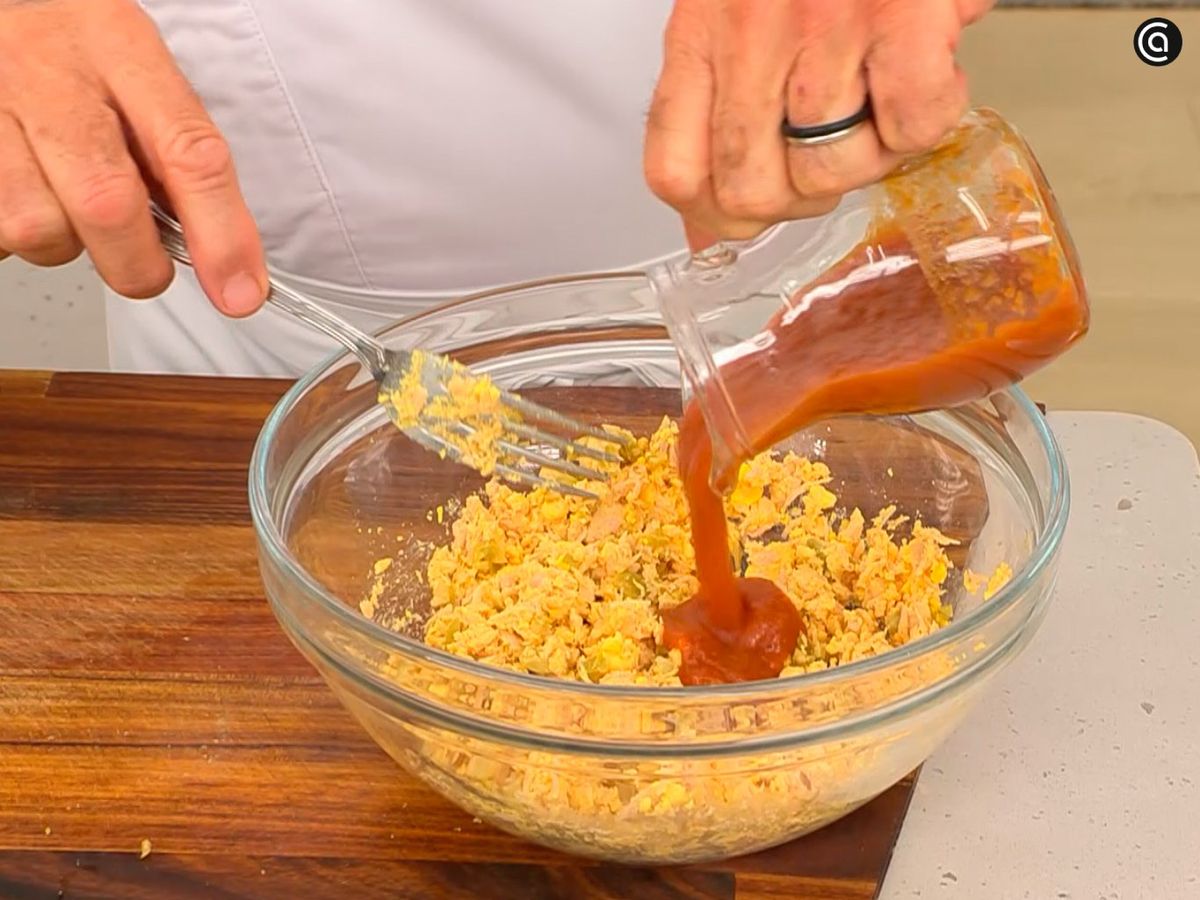 Mezcla yemas, bonito, tomate y mayonesa para el relleno