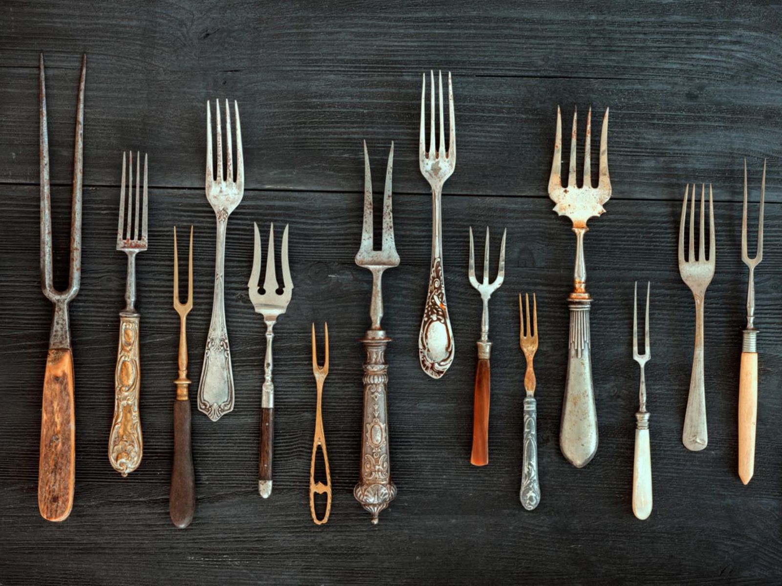 El diseño del tenedor ha cambiado con el tiempo: desde dos púas rectas hasta modelos ergonómicos