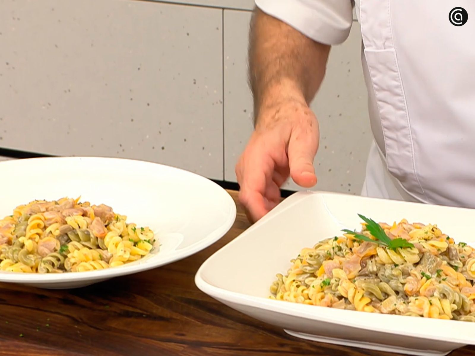 ecora con perejil el plato de espirales con berenjena y berberechos