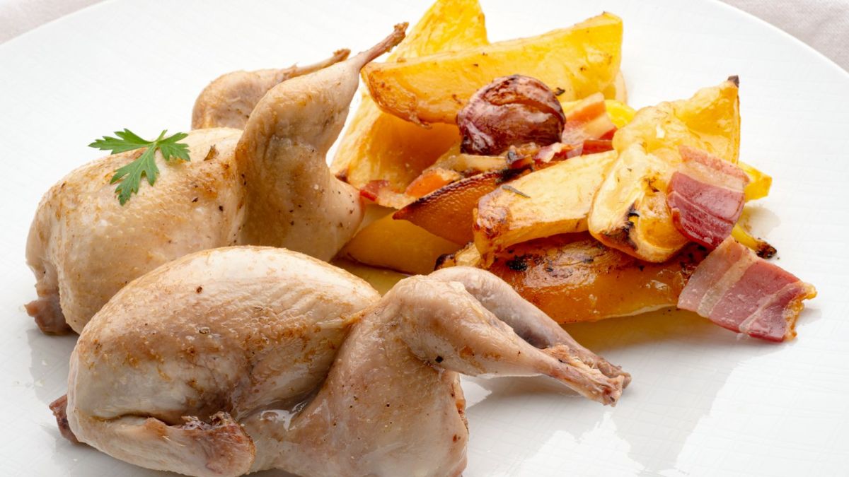 Aprende a preparar unas codornices al horno con patatas y panceta con Karlos Arguiñano