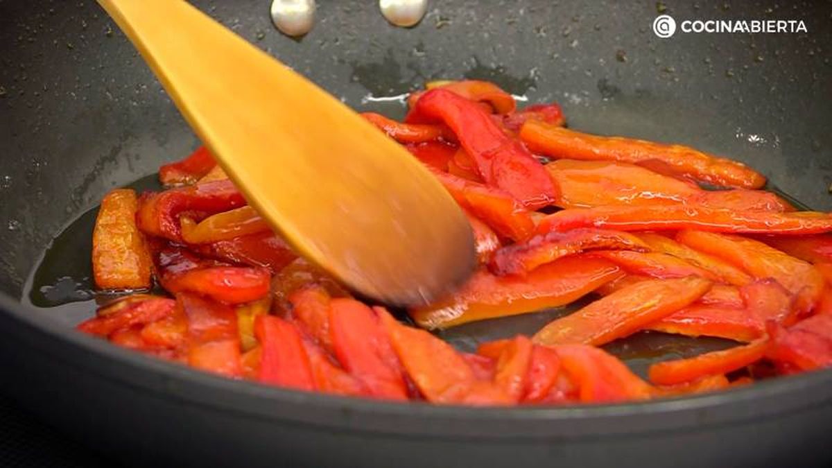 Cocina la guarnición de pimientos morrones