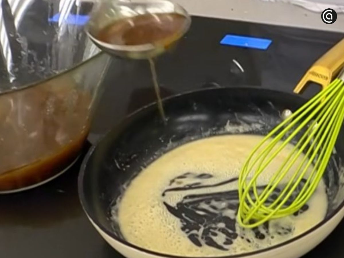 Incorporamos poco a poco el líquido caliente, sin dejar de batir, para evitar grumos.