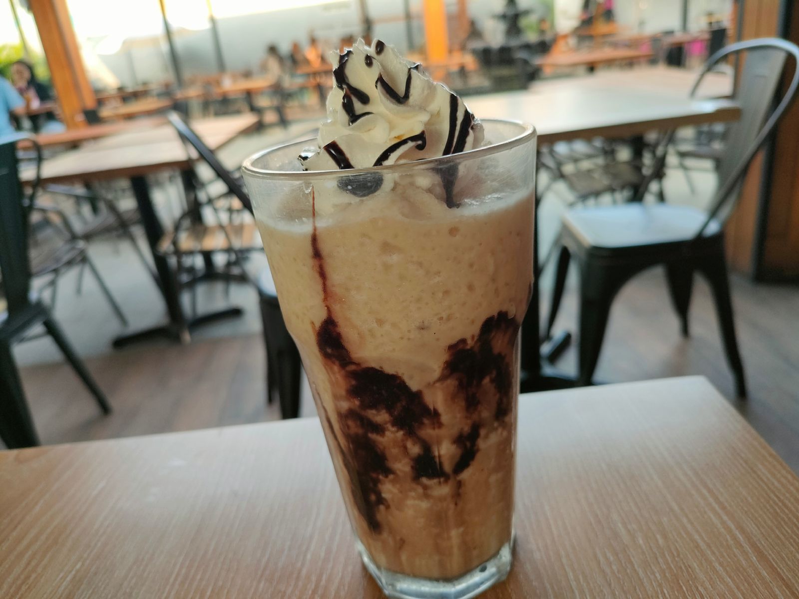 El invento griego que transformó el café en una bebida helada y espumosa ideal para el verano.