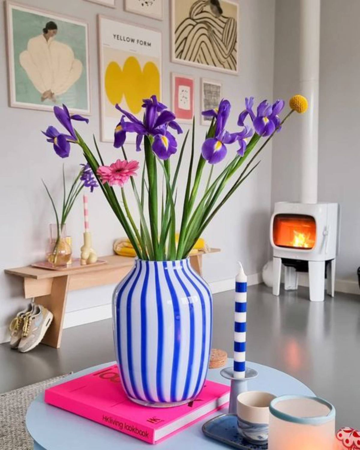 Jarrón moderno con lirios en un salón veraniego.