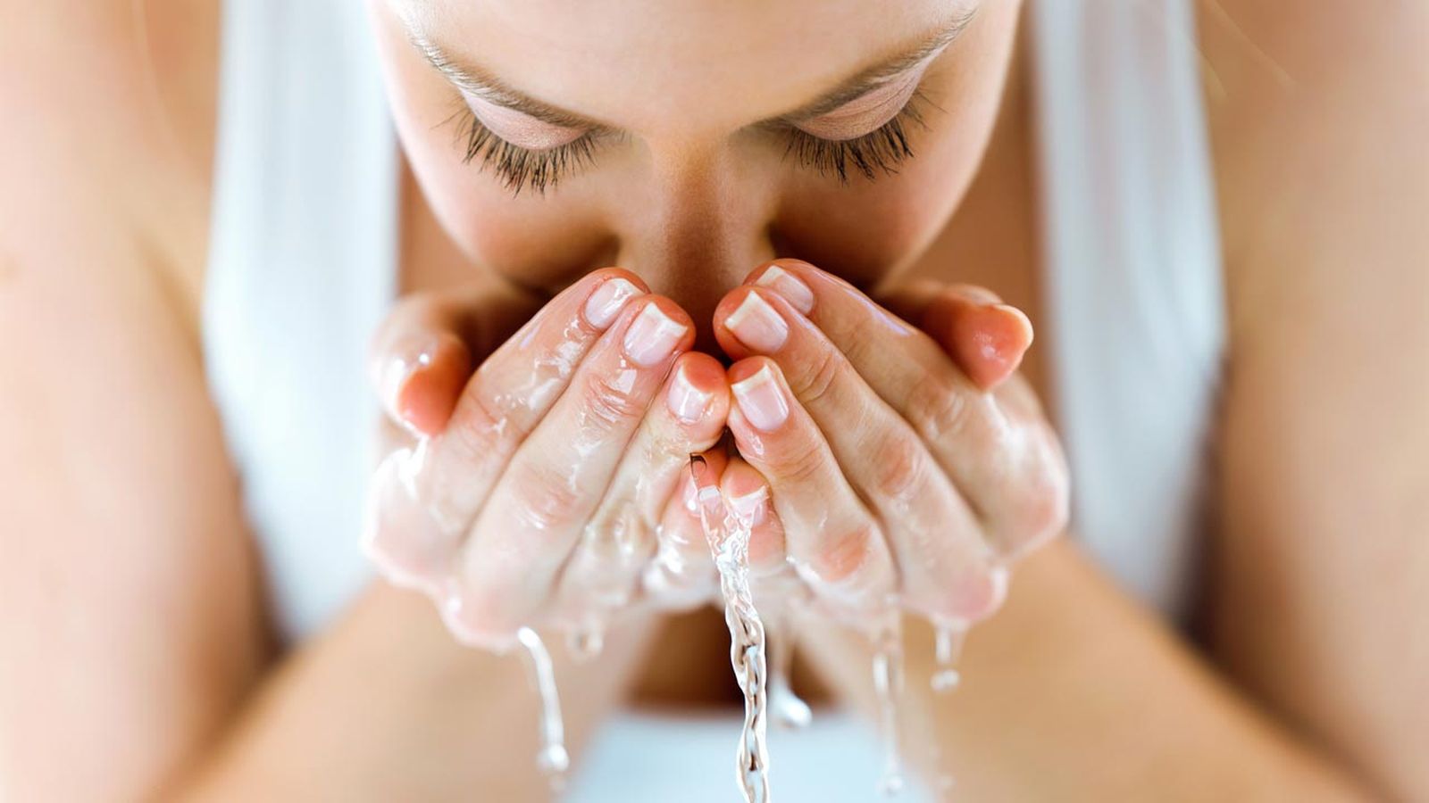 lavar cara agua fria caliente