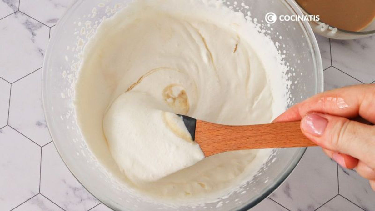 Mezclamos el café con la nata