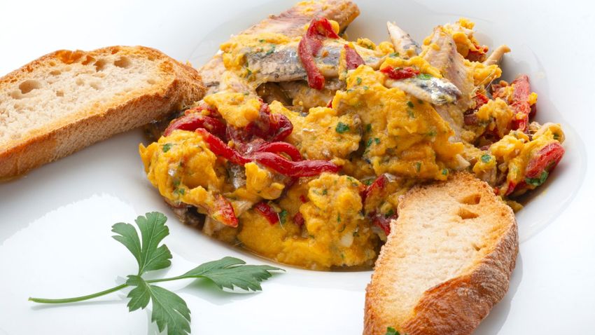 Revuelto de anchoas y piquillos, receta de Karlos Arguiñano