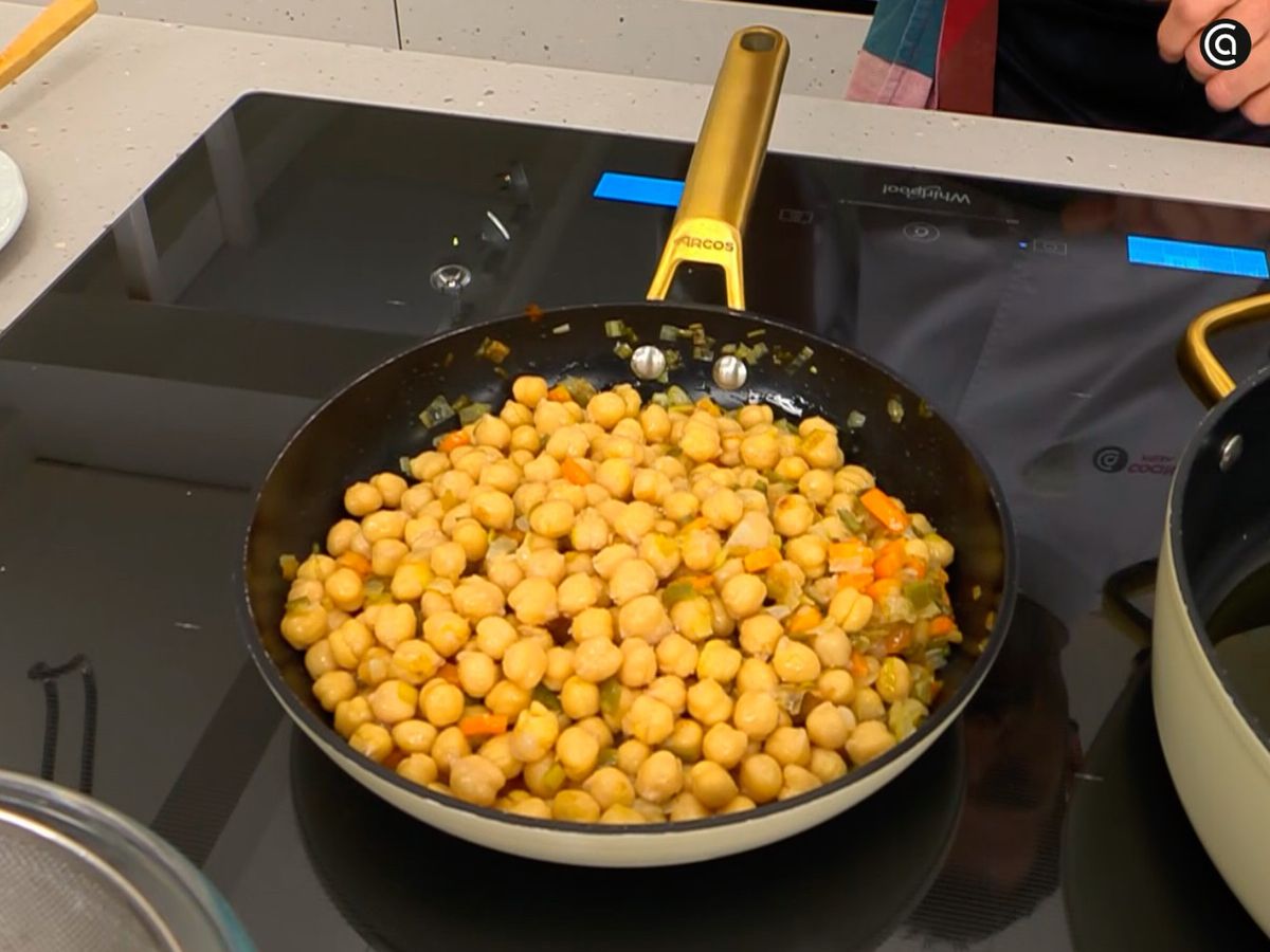 Cocina las hortalizas hasta que estén tiernas y mézclalas con los garbanzos cocidos