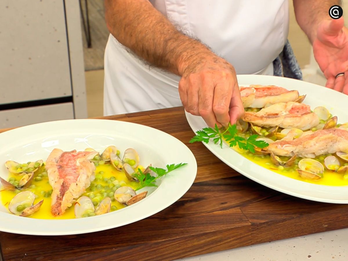Sirve la gallineta sobre los guisantes con almejas y su salsa