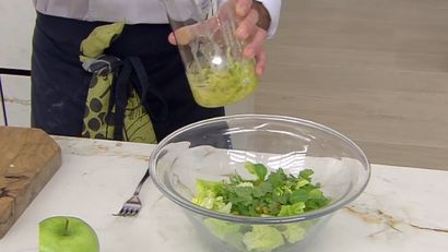 Joseba Arguiñano aliña una ensalada de hojas verdes con la vinagreta de manzana, pistachos y aceitunas