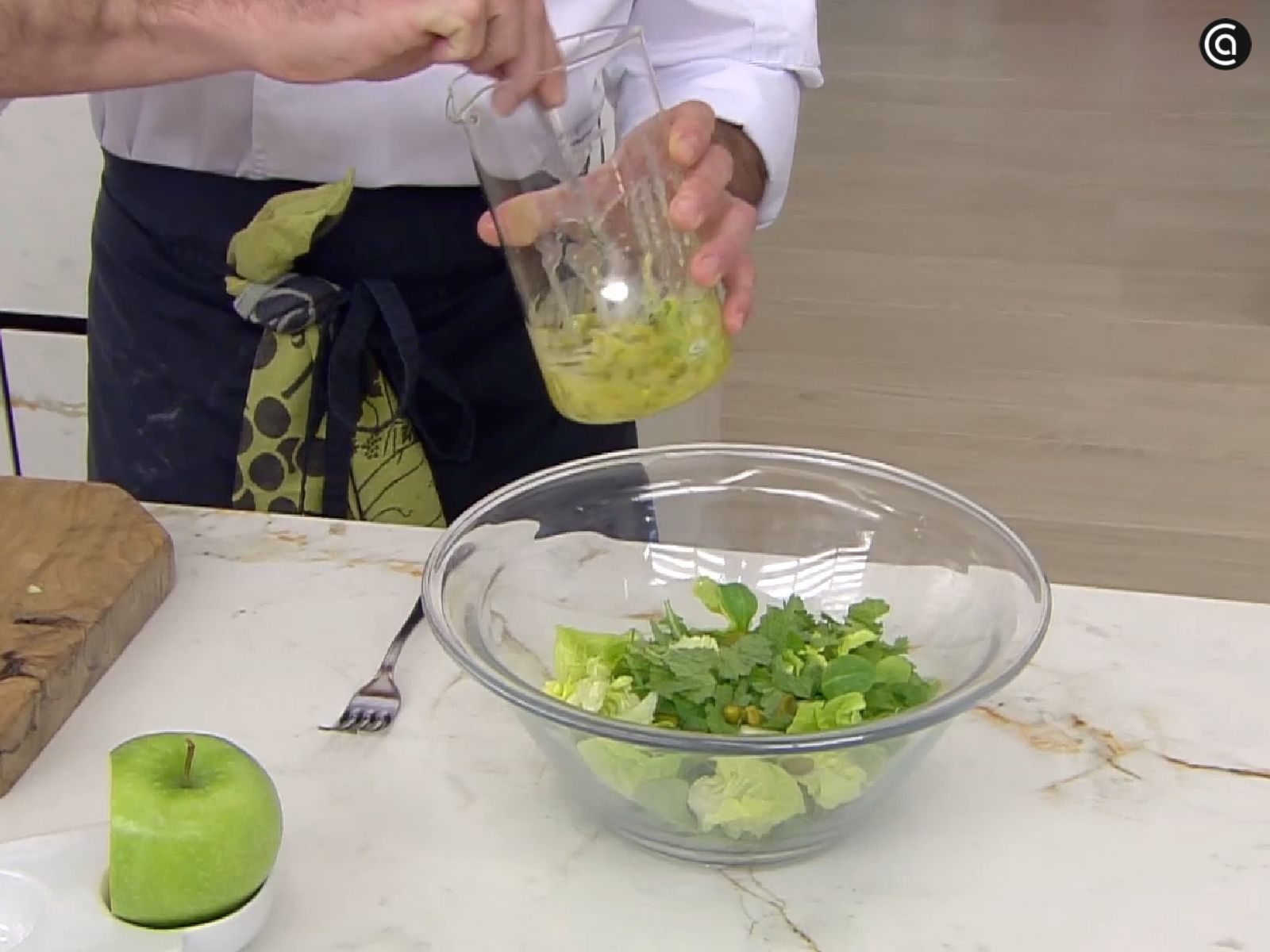 Joseba Arguiñano aliña una ensalada de hojas verdes con la vinagreta de manzana, pistachos y aceitunas