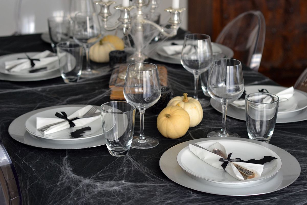 Decorar mesa para Halloween en blanco y negro 3