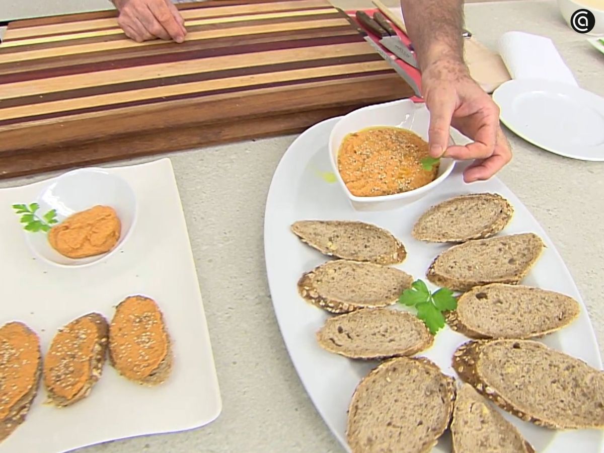 Servimos el paté de pimientos acompañado de pan de semillas