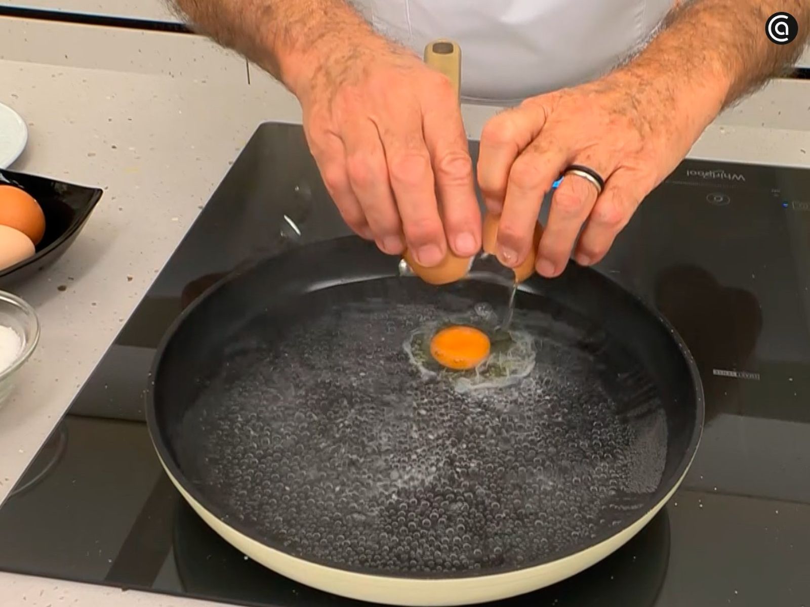 Escalfa los huevos en agua caliente
