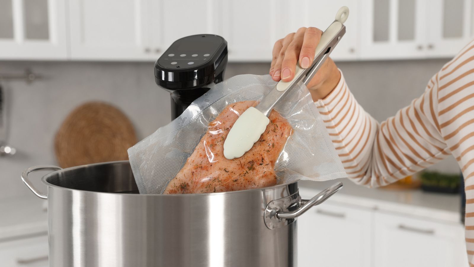 La cocina a baja temperatura permite controlar con precisión el punto de cocción de cada alimento, conservando su textura y sabor natural.