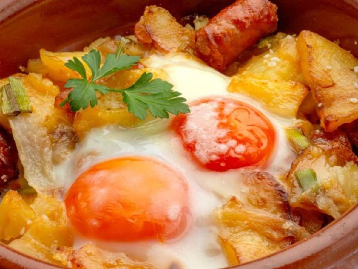 Receta tradicional con ingredientes básicos: patata, huevo y txistorra.