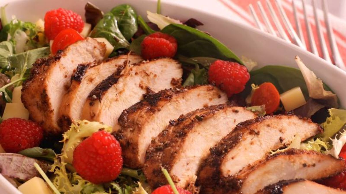 Termina la ensalada de pollo con un toque de aceite, realzando todos los sabores y texturas para un plato delicioso y refrescante