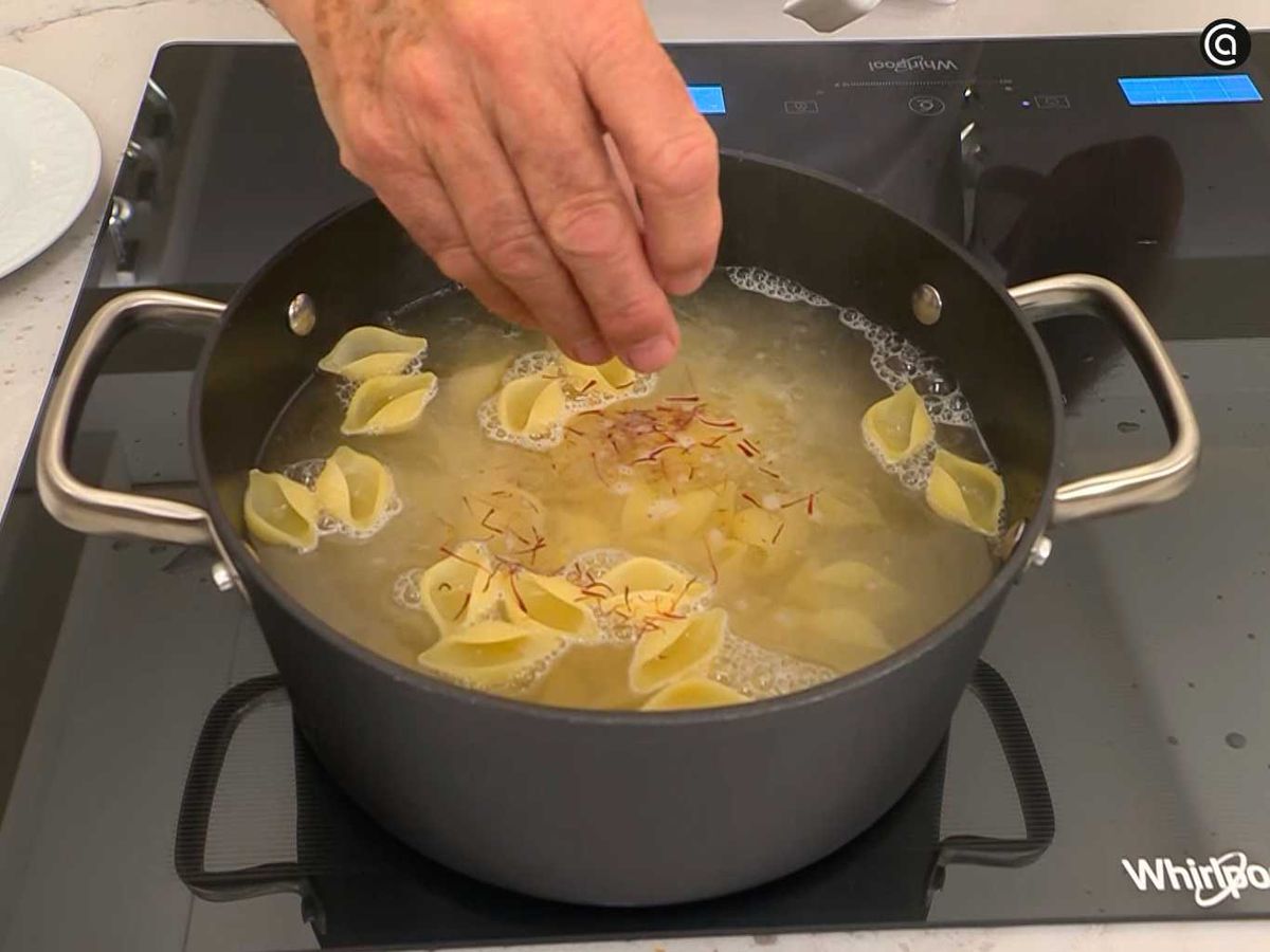 Cuece la pasta con hebras de azafrán