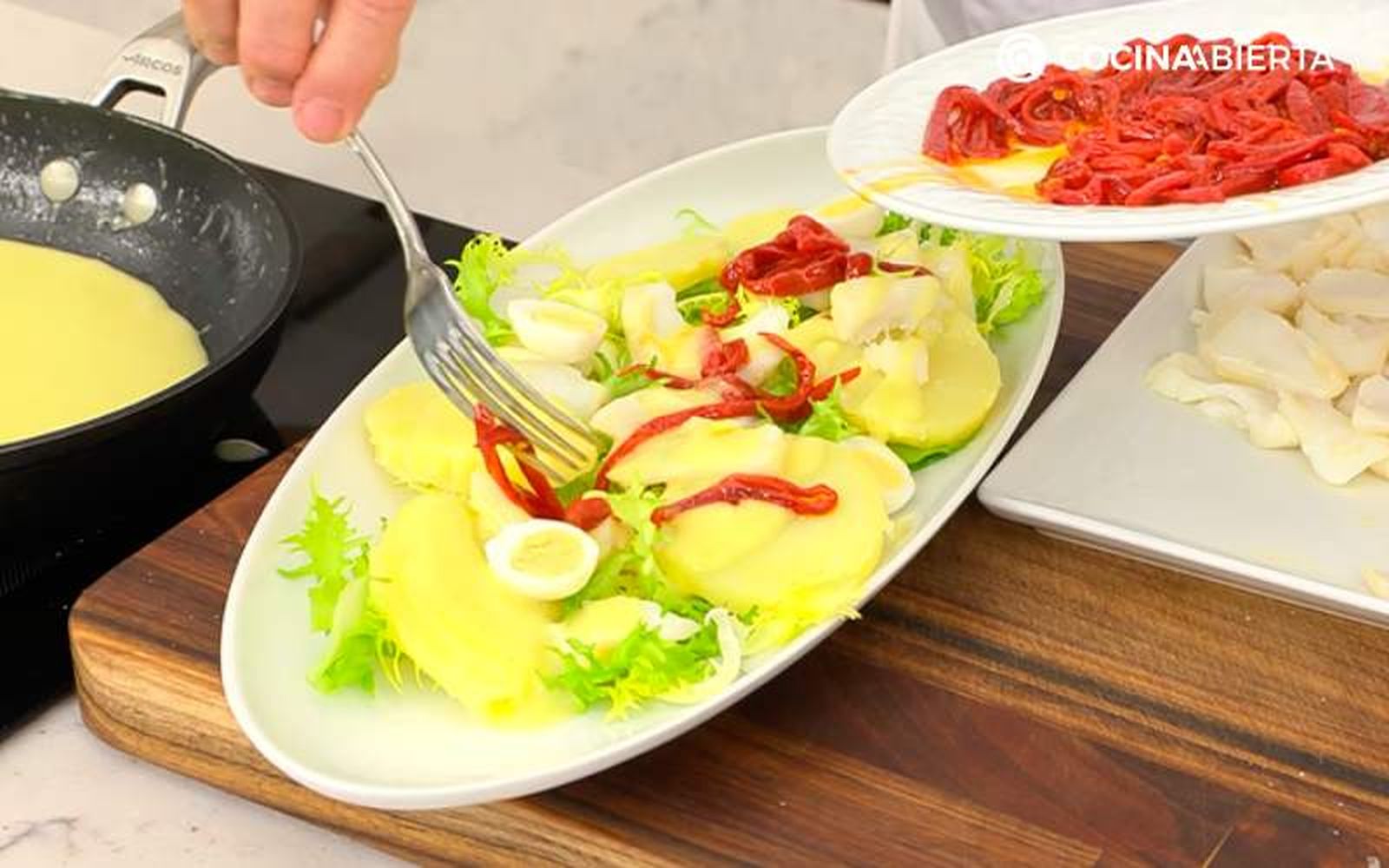 Sirve la ensalada templada de bacalao Sirve la ensalada templada de bacalao