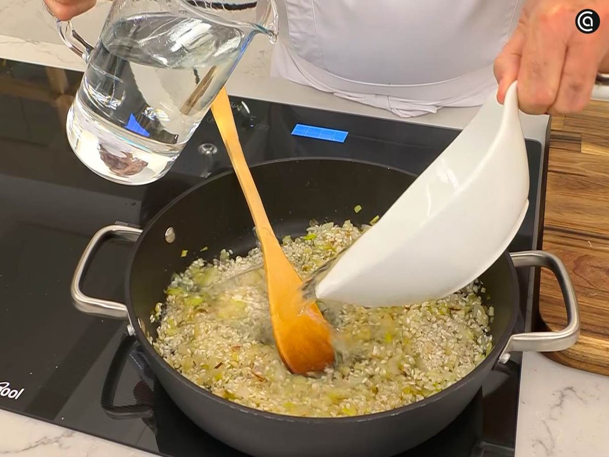 Arroz con morcilla, huevos fritos y pimientos rojos
