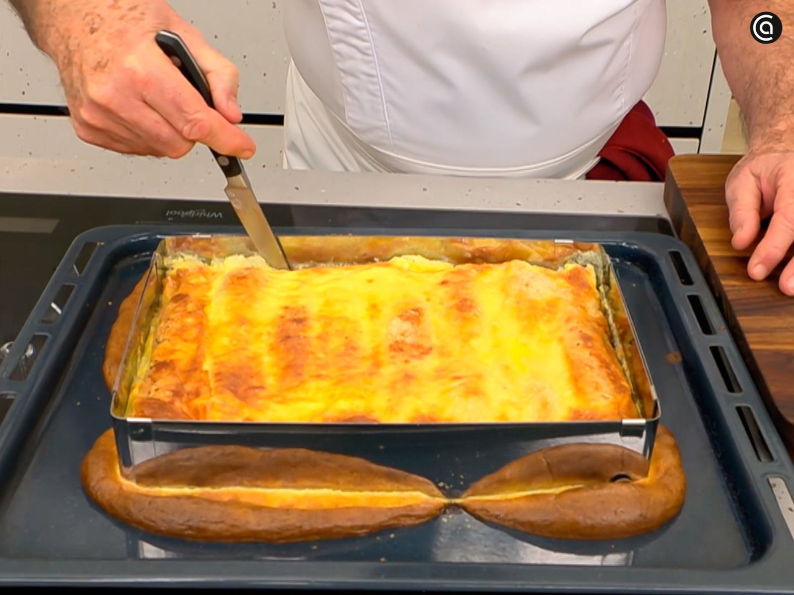 Cuando lo saques del horno, pasa un cuchillo fino por los bordes del pastel